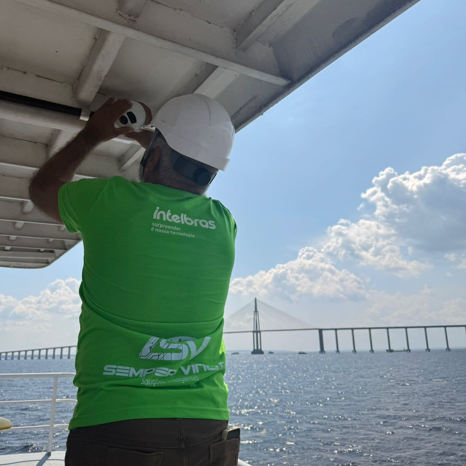 Instalação de câmera com ponte ao fundo