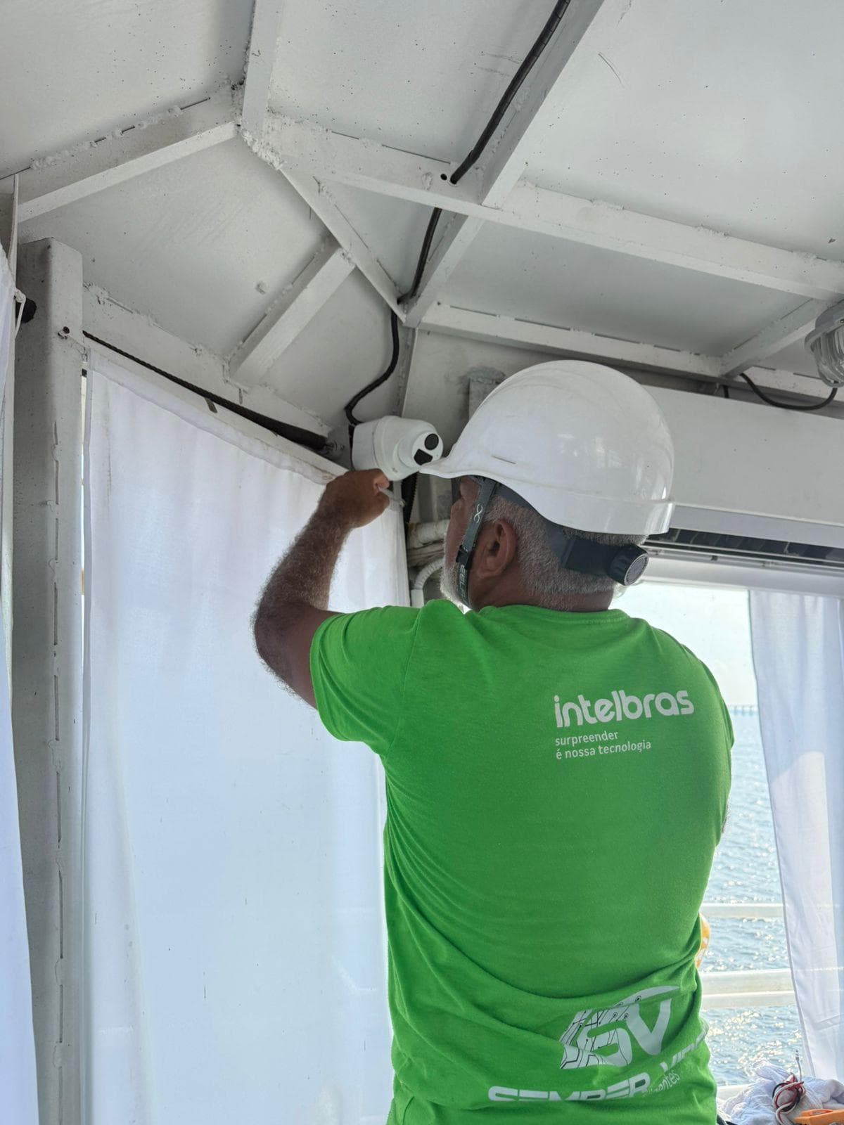 Técnico instalando câmera em embarcação